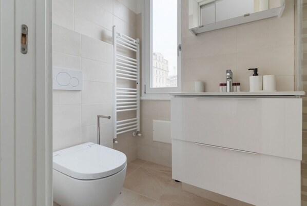 Shower, bidet, towels - GuestHost - A modern and spacious 142 square meters apartment, perfect for five people, located on the second floor of a building with an elevator (NOT accessible to guests with disabilities).The property is just steps from the S. Agostino metro station, (Milan)