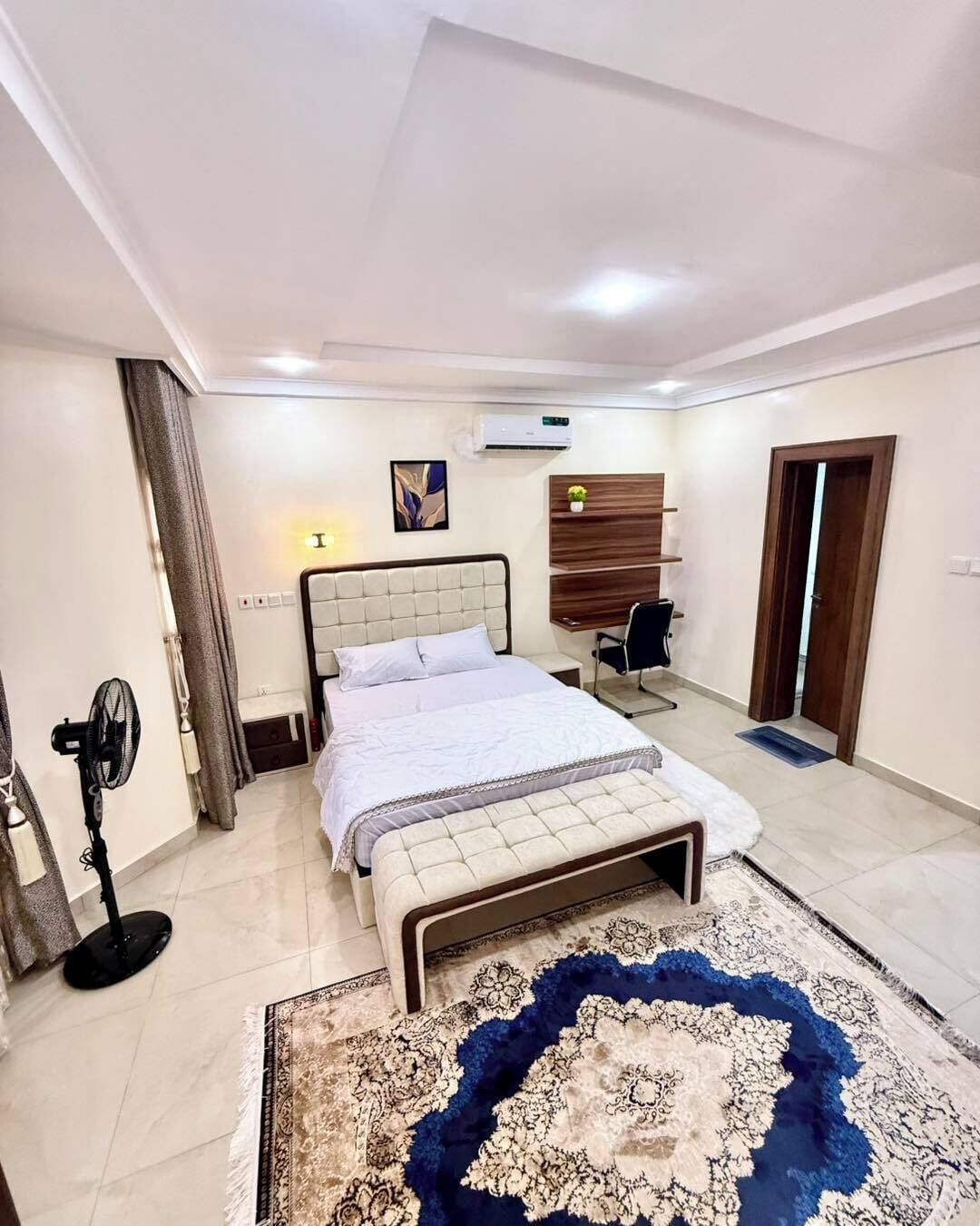 Deluxe kamer, balkon, uitzicht op de stad | Een bureau, een laptopwerkplek, verduisterende gordijnen