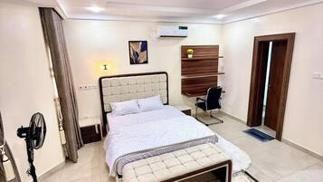 Deluxe kamer, balkon, uitzicht op de stad | Een bureau, een laptopwerkplek, verduisterende gordijnen