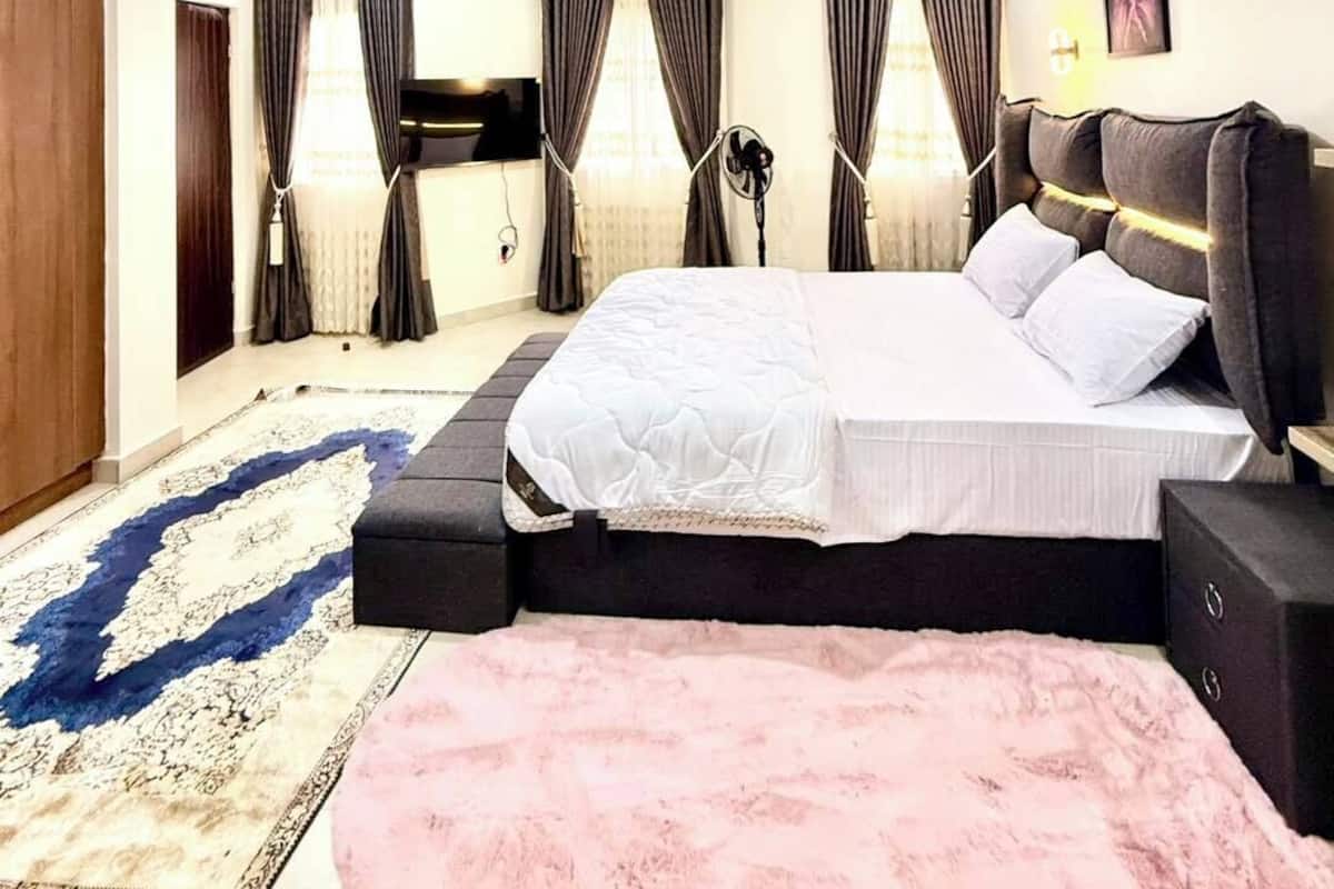 Habitación Deluxe, balcón, vista a la ciudad | Escritorio, espacio para trabajar con laptop y cortinas blackout