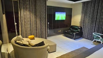 Deluxe Room, Balcony, City View | Interior