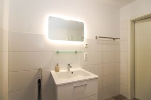 Shower, hair dryer - Vacation apartment Meeresrauschen (Norden)