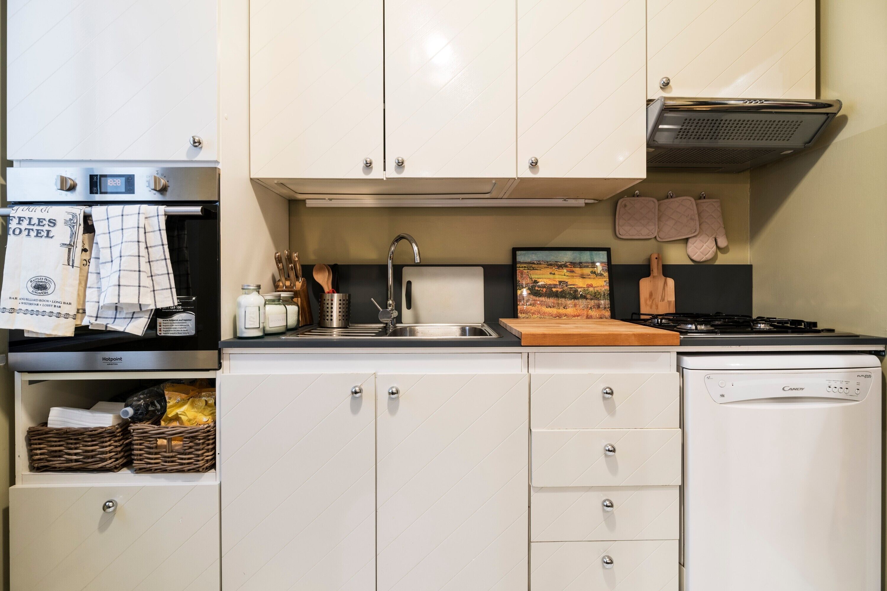 Réfrigérateur, four, plaque de cuisson, lave-vaisselle