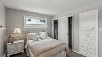 3 bedrooms, desk, iron/ironing board, WiFi