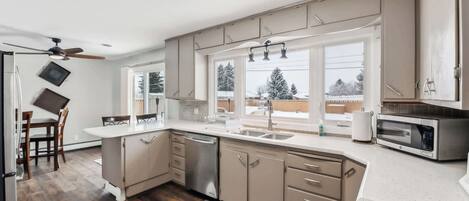 Jääkaappi, mikroaaltouuni, uuni, liesi