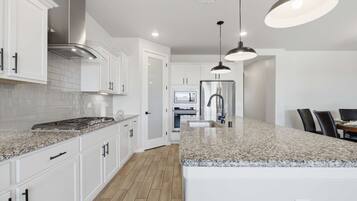 KĂŒhlschrank, Mikrowelle, Ofen, Herdplatte