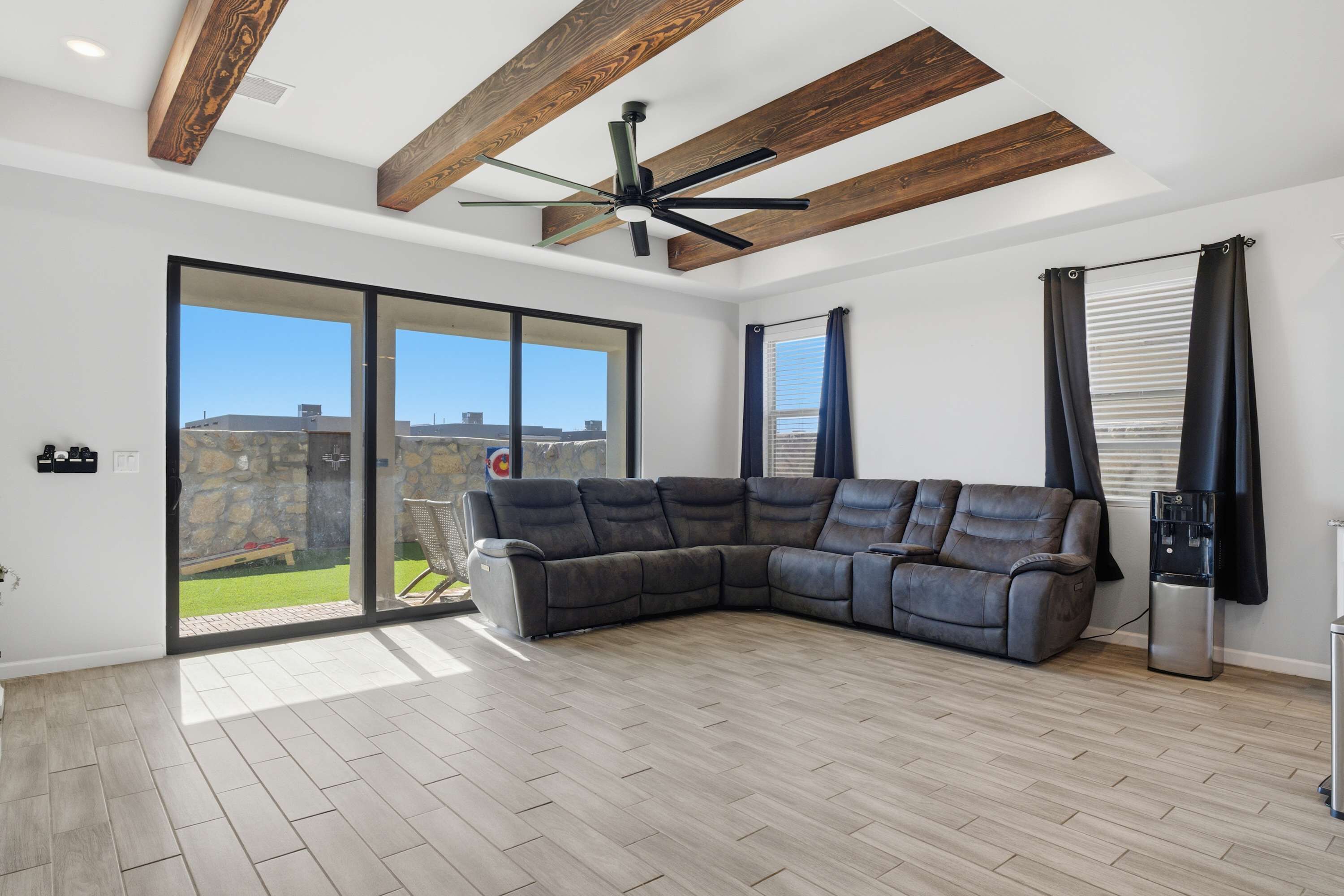 Smart TV, futbolito, libros, oficina