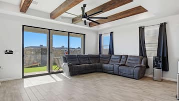 Smart TV, futbolito, libros, oficina