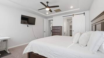 4 Schlafzimmer, Schreibtisch, Bügeleisen/Bügelbrett, Reisekinderbett