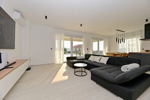 TV - Villa Giovanni ZadarVillas (Ražanac)
