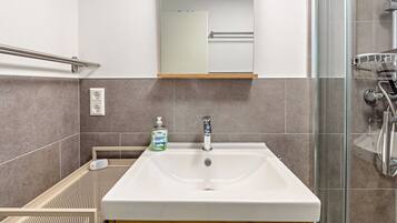 Shower, towels