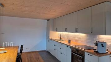 Een koelkast, een oven, een kookplaat, een vaatwasser