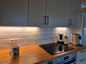 Een koelkast, een oven, een kookplaat, een vaatwasser