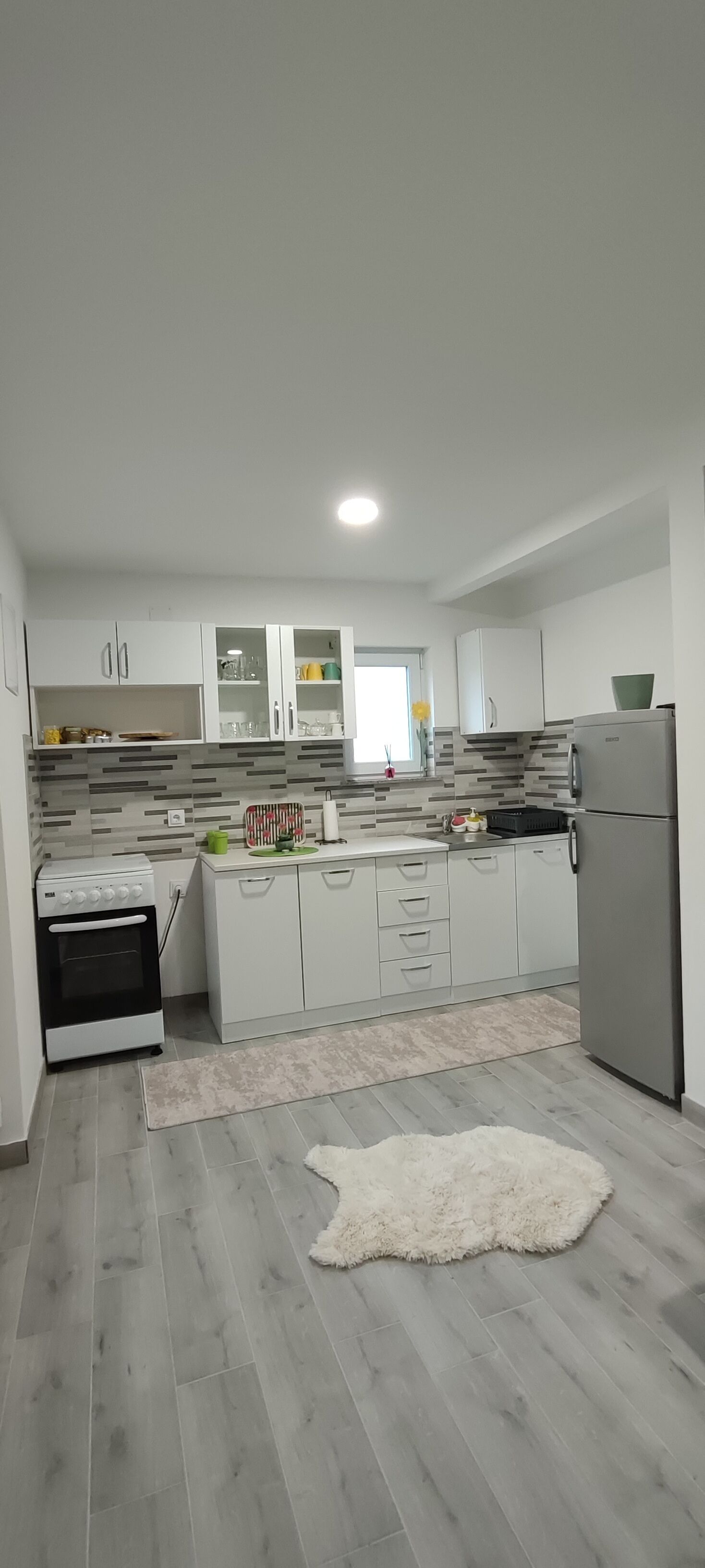 Réfrigérateur, four, plaque de cuisson, cafetière/bouilloire