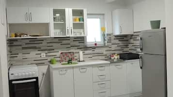 Réfrigérateur, four, plaque de cuisson, cafetiÚre/bouilloire