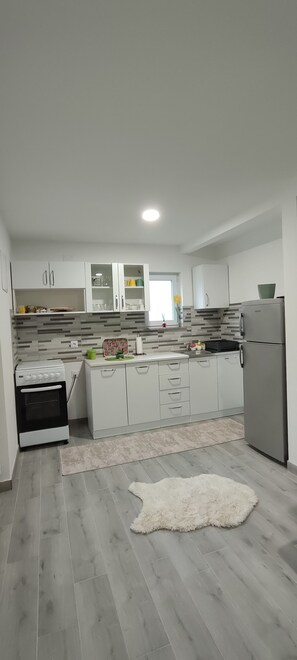 Kühlschrank, Ofen, Herdplatte, Wasserkocher mit Kaffee-/Teezubehör