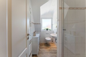 Suihku, hiustenkuivaaja, pyyhkeet