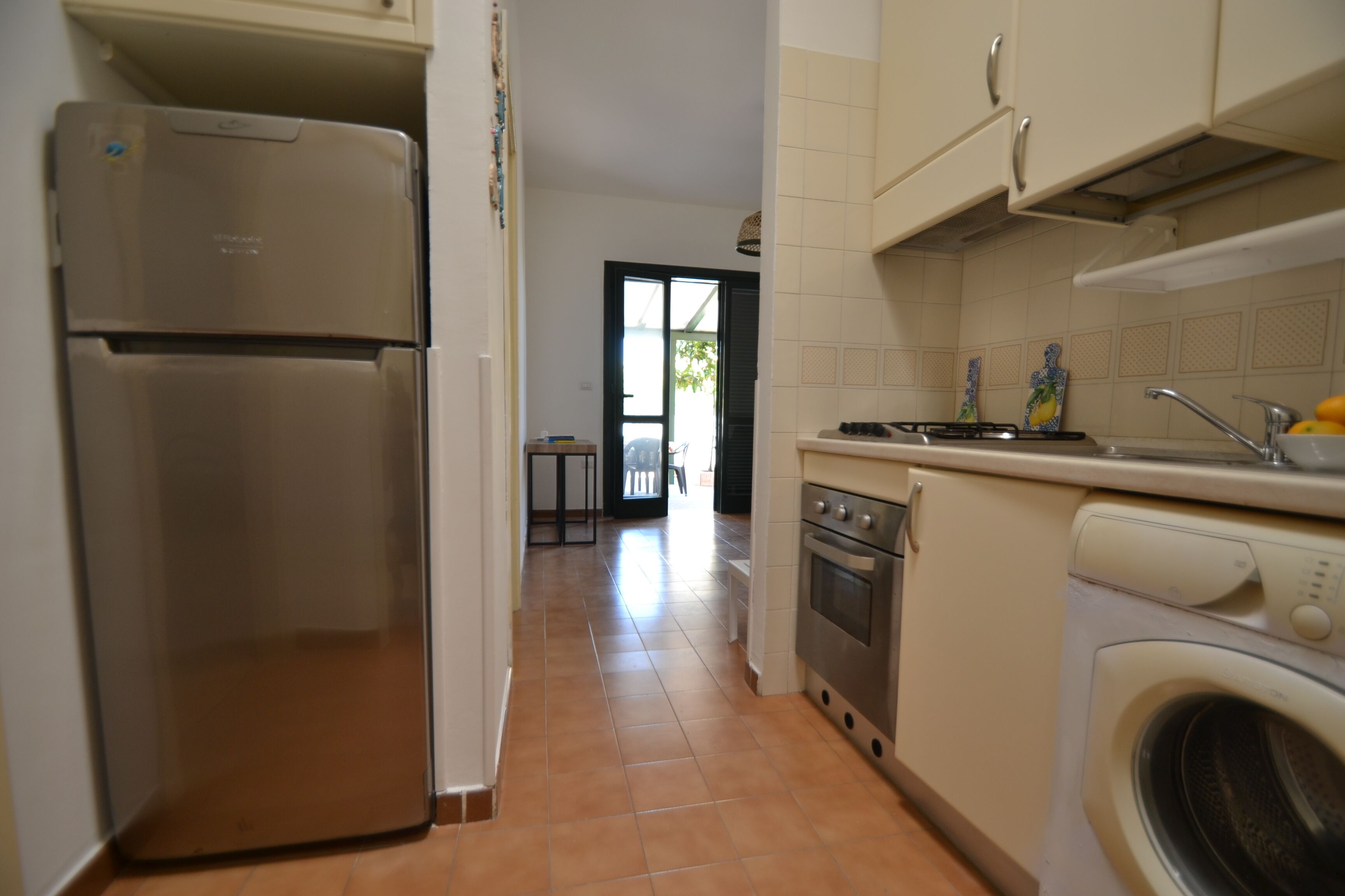 Kjøleskap, ovn, kokeplater og kjøkkenutstyr