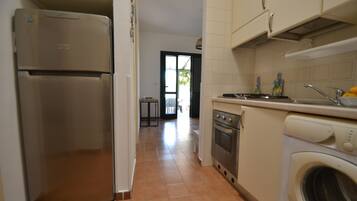 Kjøleskap, ovn, kokeplater og kjøkkenutstyr