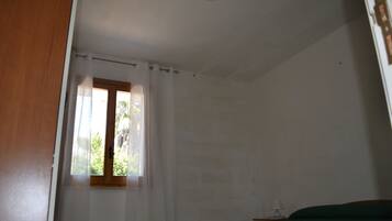 Iron/ironing board, internet, bed sheets