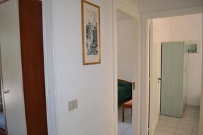 Strykejern/-brett, internettilgang og sengetøy