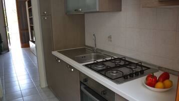 Frigorifero, piano cottura, pentole/stoviglie/utensili