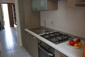 Frigorifero, piano cottura, pentole/stoviglie/utensili