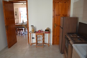 Fridge, oven, stovetop, cookware/dishes/utensils - Casa Zoe in San Foca (San Foca)