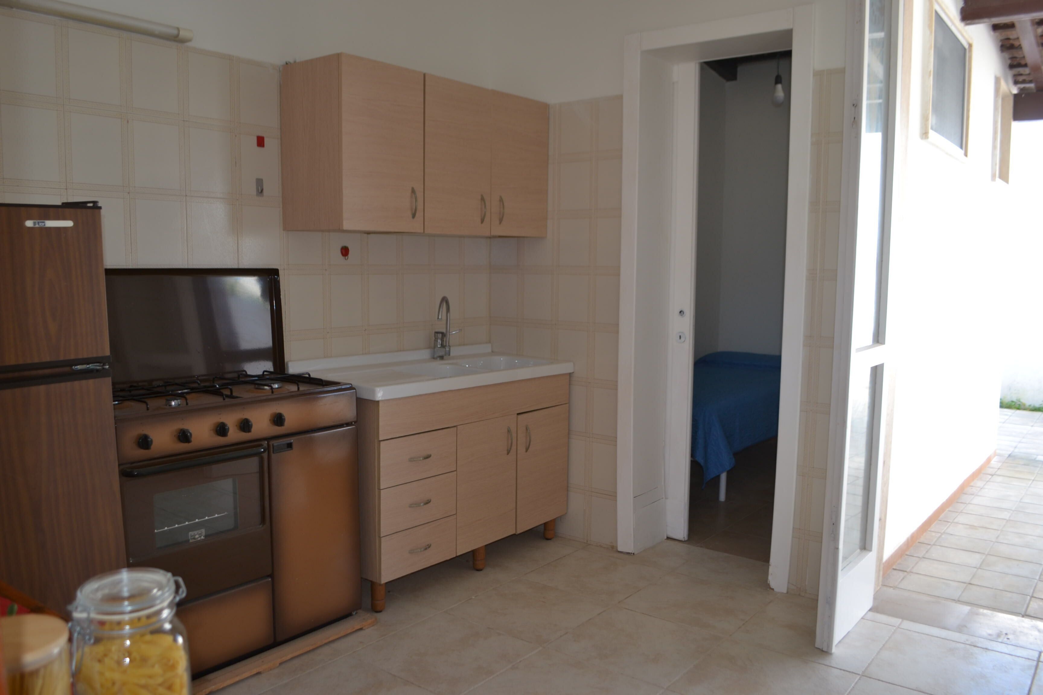 Fridge, oven, stovetop, cookware/dishes/utensils