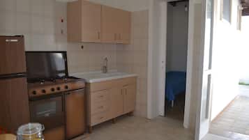 Fridge, oven, stovetop, cookware/dishes/utensils