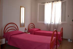 Bügeleisen/Bügelbrett, Internetzugang, Bettwäsche