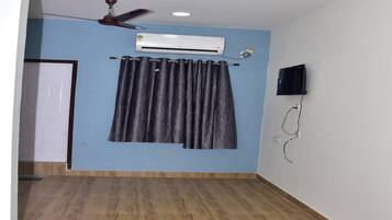 Egyptian cotton sheets, premium bedding, free WiFi