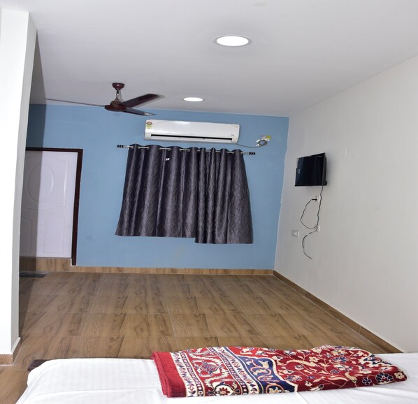 Egyptian cotton sheets, premium bedding, desk, free WiFi - SKY Stay Inn (Chennai)