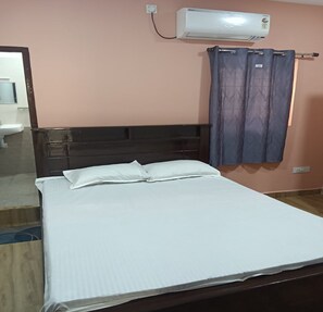 Egyptian cotton sheets, premium bedding, free WiFi - SKY Stay Inn (Chennai)