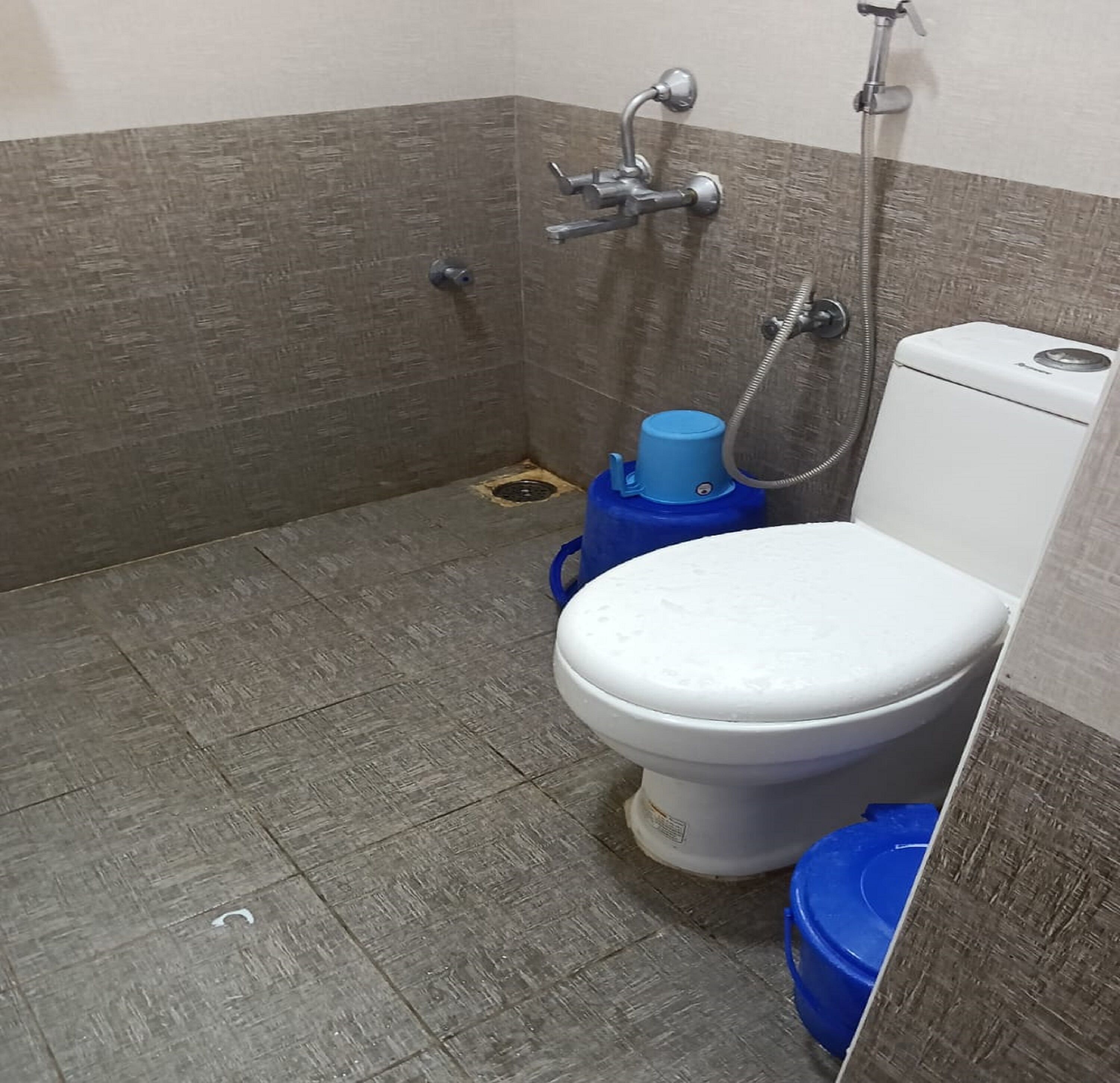 Shower, rainfall showerhead, free toiletries, towels