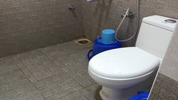 Shower, rainfall showerhead, free toiletries, towels