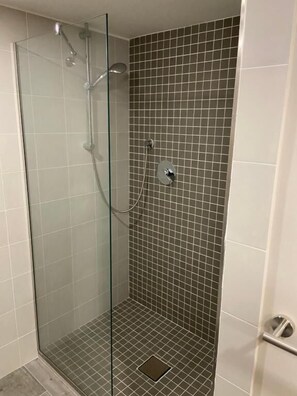 Deluxe Double Room | Bathroom | Shower, free toiletries, hair dryer, towels