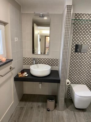 Shower, free toiletries, hair dryer, towels
