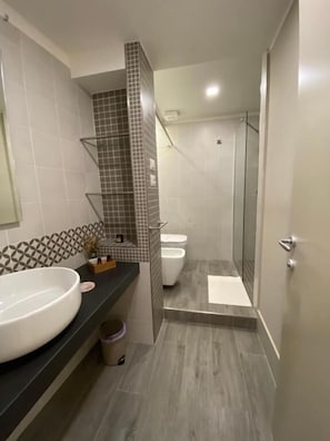 Deluxe Double Room | Bathroom | Shower, free toiletries, hair dryer, towels - Ruben La Cava (Naples)