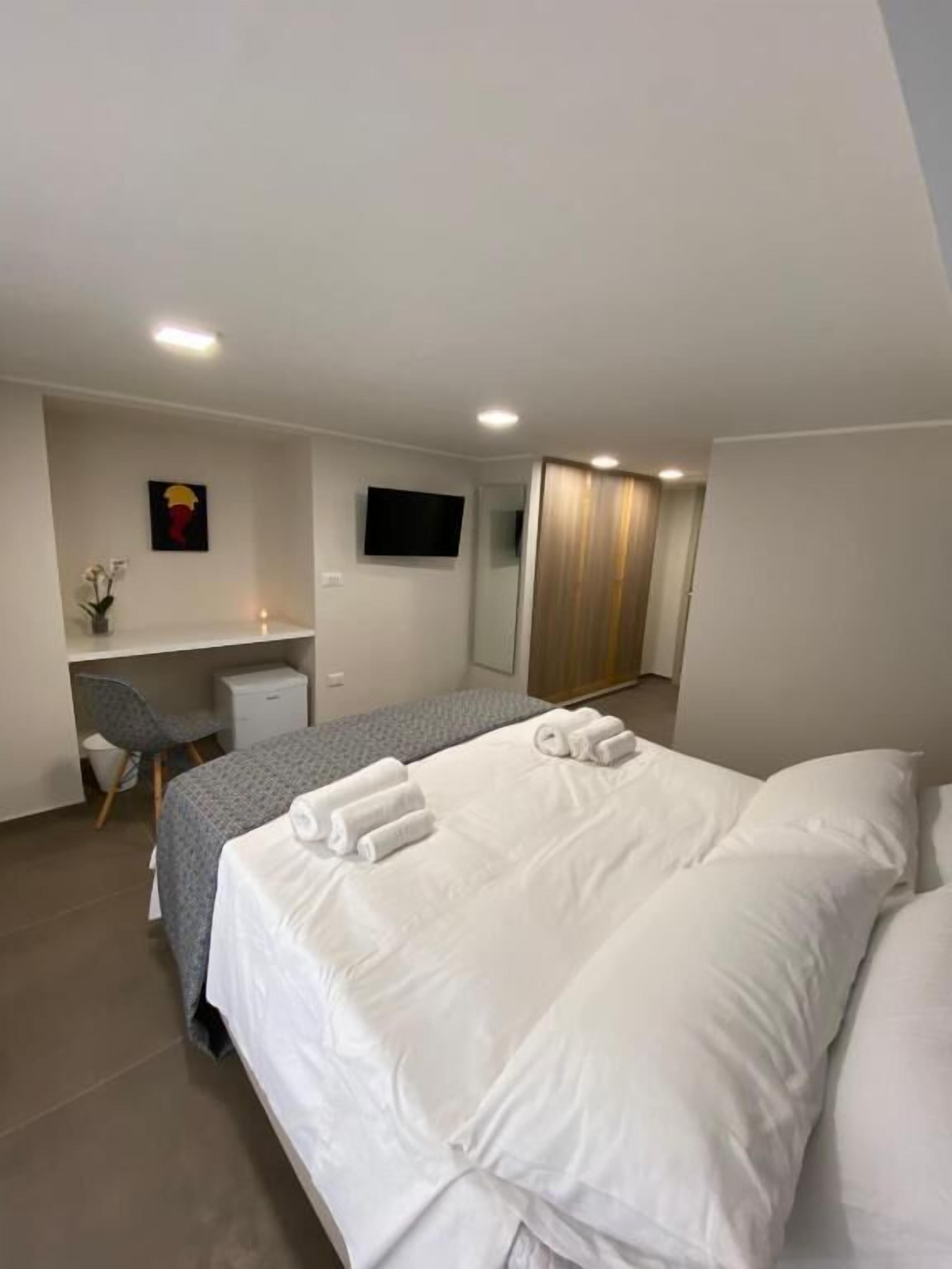 Deluxe Double Room | Iron/ironing board, free WiFi