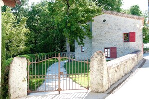 Property grounds - Gîte Petite Maison in the Gers countryside (Castelnau-sur-l'Auvignon)
