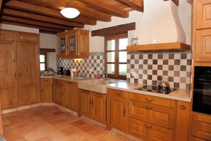 Fridge, microwave, oven, stovetop - Gîte Petite Maison in the Gers countryside (Castelnau-sur-l'Auvignon)
