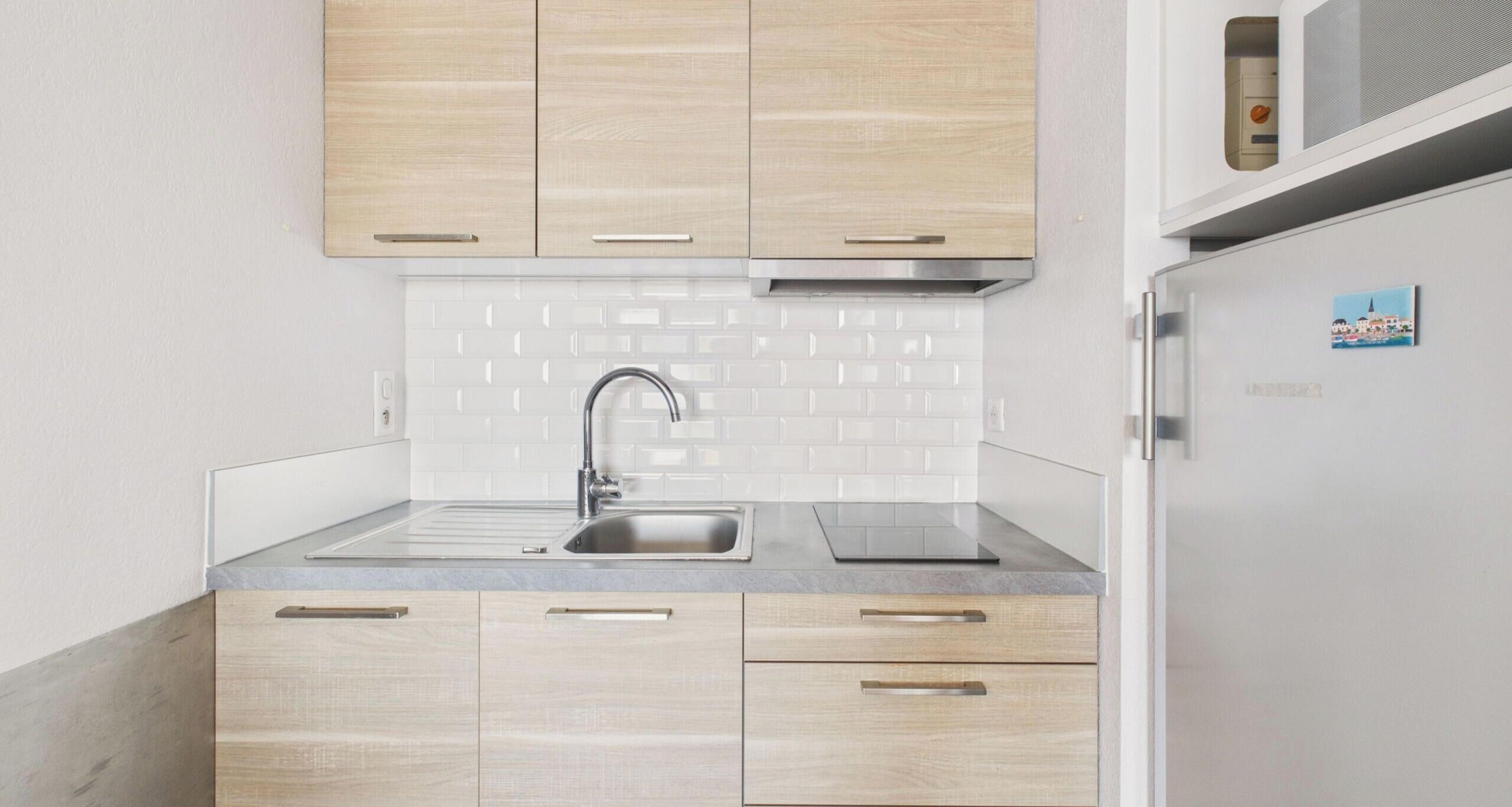 Wasserkocher mit Kaffee-/Teezubehör, Kühlschrank, Mikrowelle, Ofen