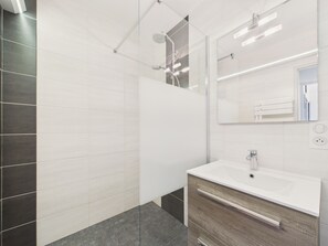 Shower, hair dryer - Accommodation for 4 with magnificent sea view (Saint-Gilles-Croix-de-Vie)