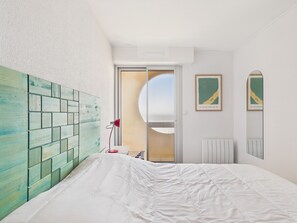 1 bedroom, iron/ironing board, free WiFi - Accommodation for 4 with magnificent sea view (Saint-Gilles-Croix-de-Vie)