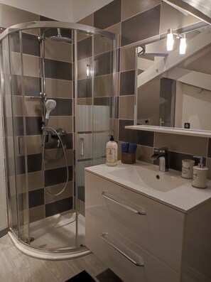 Hair dryer, towels, soap, toilet paper - Duplex near Abbey, station and town center (Saintes)