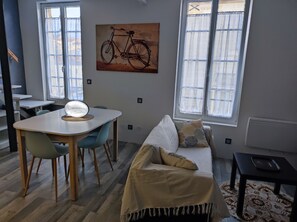 TV - Duplex near Abbey, station and town center (Saintes)