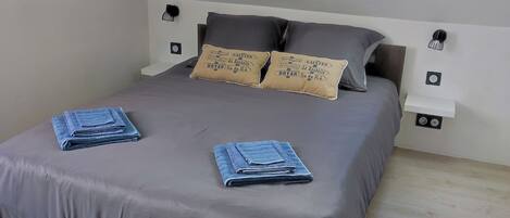 1 slaapkamer, een strijkplank/strijkijzer, internet, beddengoed