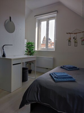 1 bedroom, iron/ironing board, internet, bed sheets - Duplex near Abbey, station and town center (Saintes)