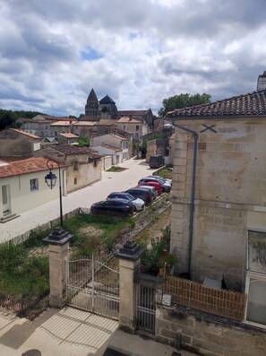 Property grounds - Duplex near Abbey, station and town center (Saintes)